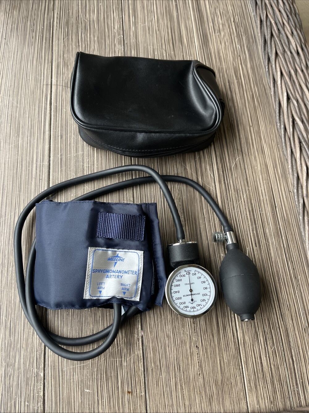 Medline Aneroid Sphygmomanometer Adult Blood Pressure Cuff